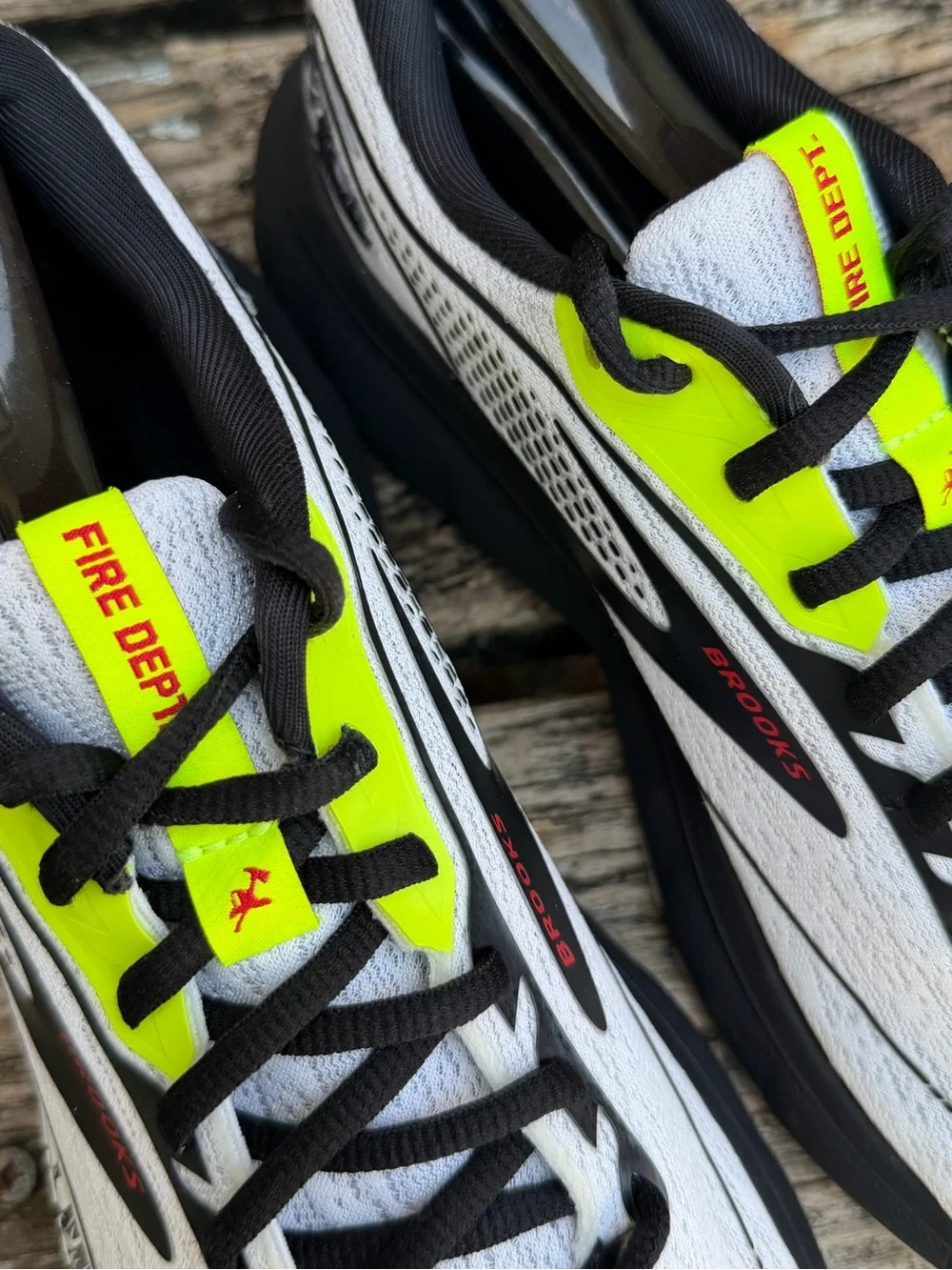 Brooks Trace 2 Hero Pack Fire Fighter White/Black Women’s Sz 9 Running Shoes X1 - Picture 3 of 16